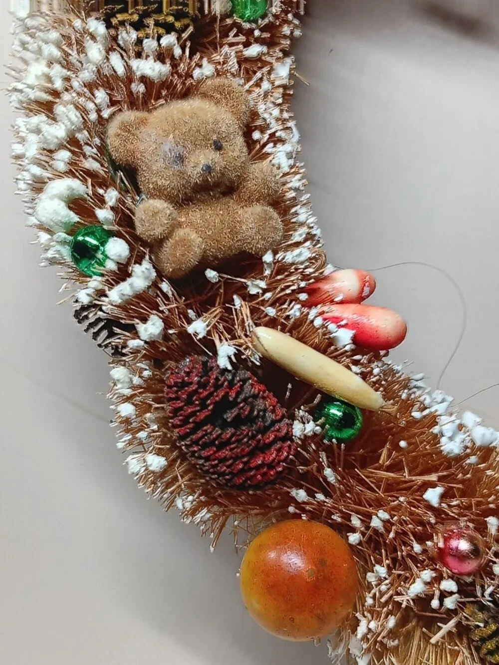 VTG Bottlebrush Flocked Wreath Old Sun Bleached with Fussy Bear Pinecones 7.5